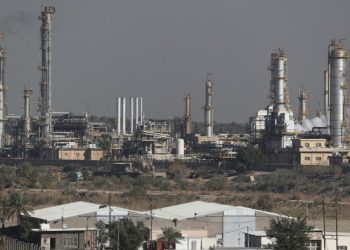 Oil price falls back as flow of crude through Strait of Hormuz unaffected