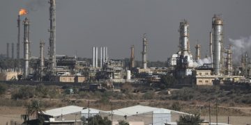 Oil price falls back as flow of crude through Strait of Hormuz unaffected