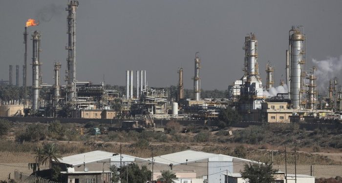 Oil price falls back as flow of crude through Strait of Hormuz unaffected