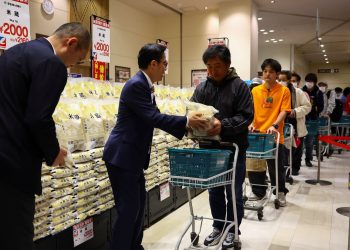 Japanese queue for hours as rice shortage deepens