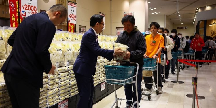 Japanese queue for hours as rice shortage deepens