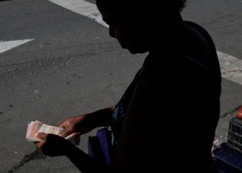 Venezuela arrests dozens in crackdown on black market dollars