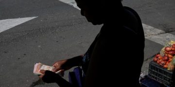 Venezuela arrests dozens in crackdown on black market dollars