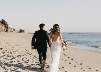 Using credit cards to pay for your wedding: pros and cons