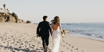 Using credit cards to pay for your wedding: pros and cons