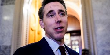 Senate introduces tariff rebate checks bill after Trump suggestion