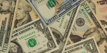 Dollar Slips Due to Strength in Stocks and Lower T-note Yields