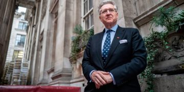 Lord Mayor criticises UK companies for choosing low-fee pension schemes