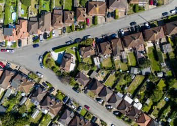 UK landlords quit sector as number of homes to let falls, survey says