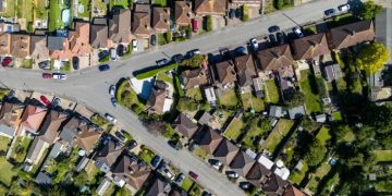 UK landlords quit sector as number of homes to let falls, survey says