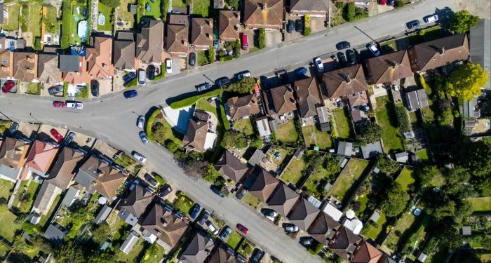 UK landlords quit sector as number of homes to let falls, survey says