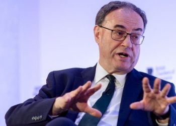 Top financial watchdog recommends limits on hedge fund leverage