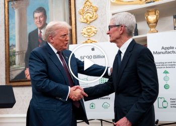 Apple C.E.O. Gifts Trump Gold