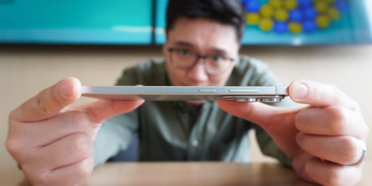 Samsung offers $250 discount on its latest Galaxy S25 model – multiple retailers included