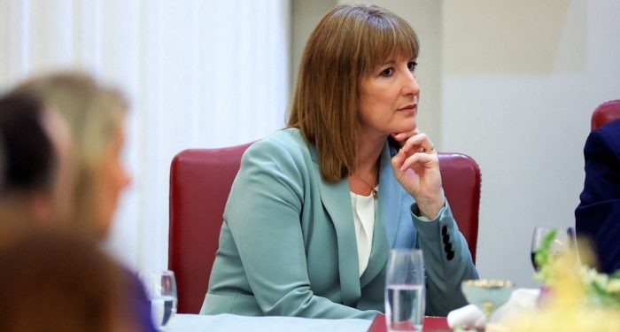 UK long-term borrowing costs near highest level since 1998