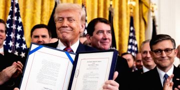 The Loophole Turning Stablecoins Into a Trillion-Dollar Fight