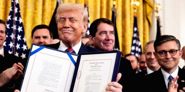 The Loophole Turning Stablecoins Into a Trillion-Dollar Fight