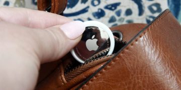 He tracked his luggage with an AirTag – what he found was straight out of a movie