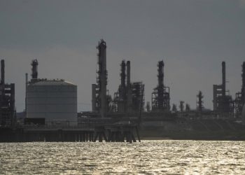 ConocoPhillips to cut up to quarter of its staff as oil prices slide