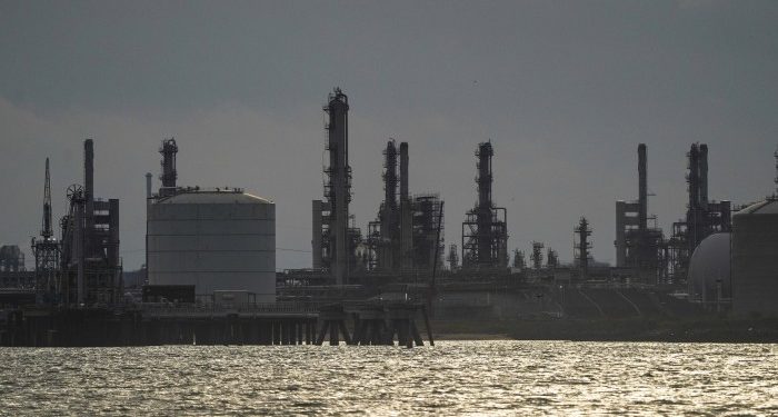 ConocoPhillips to cut up to quarter of its staff as oil prices slide