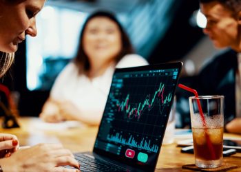 S&P 500 set-it-and-forget-it strategy due for a rethink: experts