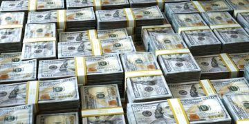 Move Over, Musk—The World’s Richest Woman Joined the $100B Club – Tesla (NASDAQ:TSLA), Walmart (NYSE:WMT)