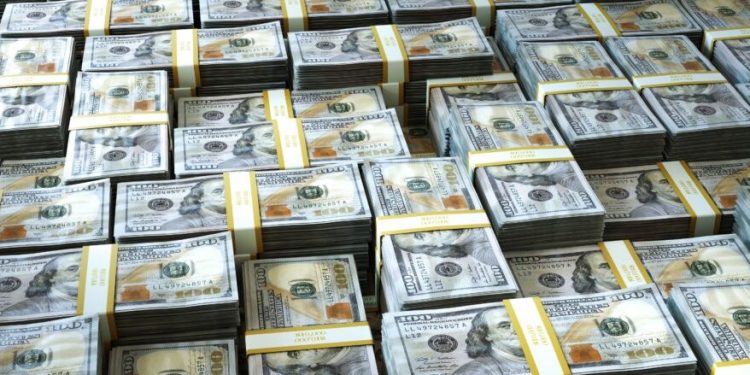 Move Over, Musk—The World’s Richest Woman Joined the $100B Club – Tesla (NASDAQ:TSLA), Walmart (NYSE:WMT)