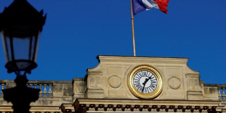 investingLive European markets wrap: Euro struggles as French political crisis deepens