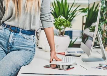 21 Best Side Hustles for College Students To Make $500+ a Month