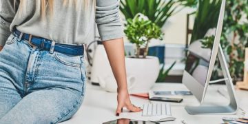 21 Best Side Hustles for College Students To Make $500+ a Month