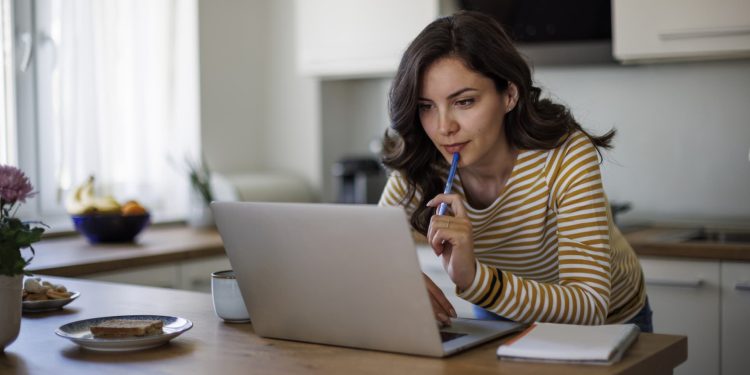 Cash can feel safe, ‘but it doesn’t grow your wealth,’ portfolio strategist says