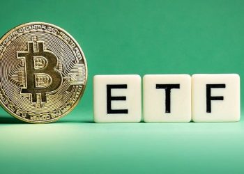 Bitcoin ETFs Weekly Net Outflows Cross $1 Billion Amid $100,000 Price Restest