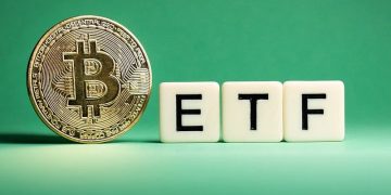 Bitcoin ETFs Weekly Net Outflows Cross $1 Billion Amid $100,000 Price Restest