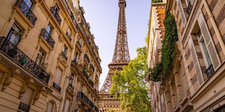 Bitcoin Sinks Double-Digit; Could Consumer Duty Pit FCA Against CFD Brokers?