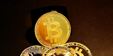 Bitcoin Short-Term Holders Panic Again, And Analysts Say We’re At A Major Crossroads