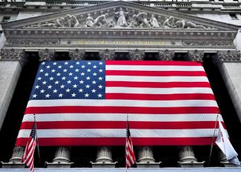 Dollar Falls on Interest Rate Differential Outlook