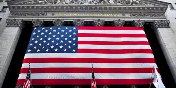 Dollar Falls on Interest Rate Differential Outlook