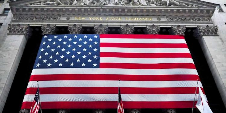 Dollar Falls on Interest Rate Differential Outlook