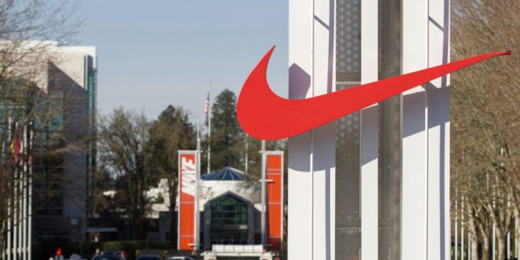 Nike, Apple, Amazon And An Airline Stock: CNBC’s ‘Final Trades’ – Apple (NASDAQ:AAPL), Amazon.com (NASDAQ:AMZN)