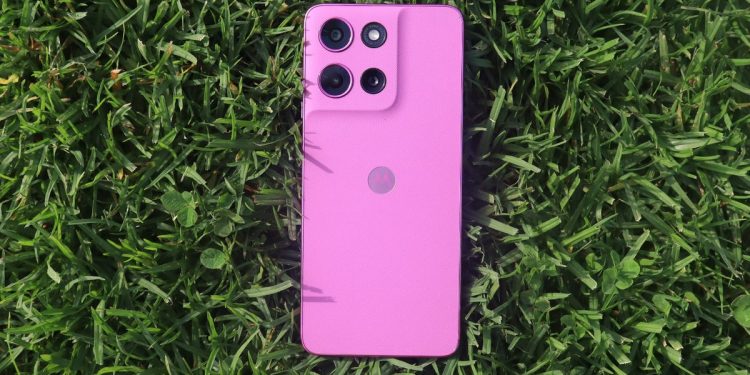 Why I prefer this $200 Motorola phone over Samsung and Google’s budget models