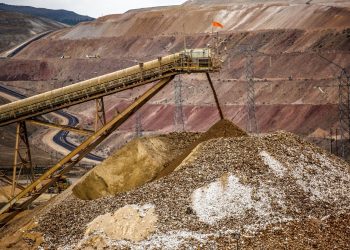 Stocks making the biggest moves midday: NEM, AAPL, SNDK, DECK