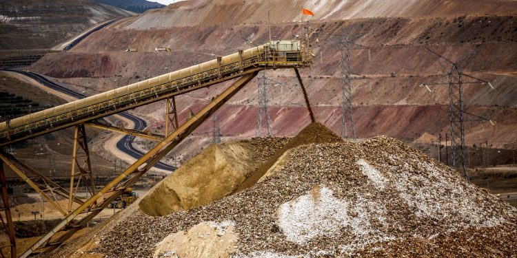 Stocks making the biggest moves midday: NEM, AAPL, SNDK, DECK