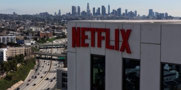 Stocks making the biggest moves premarket: NFLX, UAL, KHC