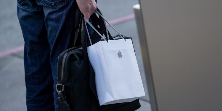 Stocks making the biggest moves after hours: AAPL, HOOD, V, SNDK