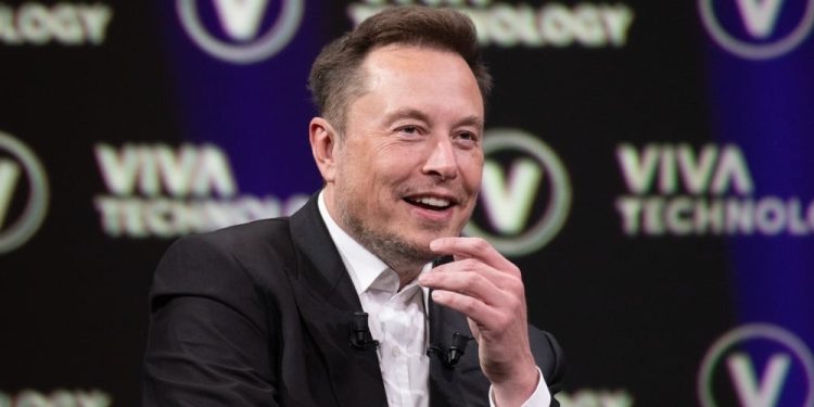 Scaramucci Slams Dems Over Musk, Noem Ends Venezuelan Protections And More: This Week In Politics