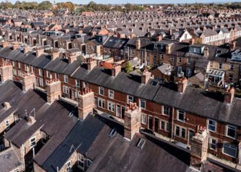 UK net mortgage approvals fell slightly in November