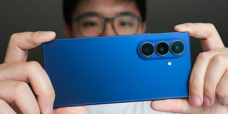 I changed these 7 settings on my Samsung phone to extend the battery life by hours