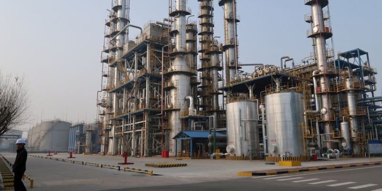 Chinese refiners expected to replace Venezuelan oil with Iranian crude, traders say