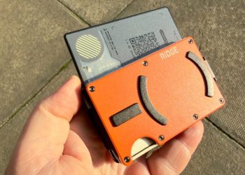 This AirTag alternative fits in my wallet and works just as well with Android phones