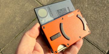 This AirTag alternative fits in my wallet and works just as well with Android phones